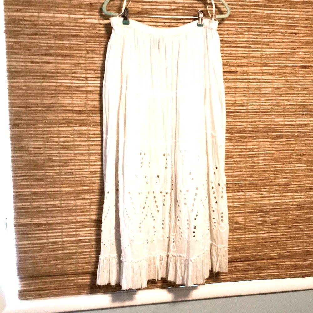 Roz & Ali 4 tiered eyelet skirt. Medium